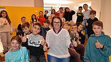 Inmitten ihrer Schüler fühlt sich Carmen Kindler am wohlsten. Hier ist es die Klasse 4b von Susanne Götz, die auf dem Bild zu sehen ist.