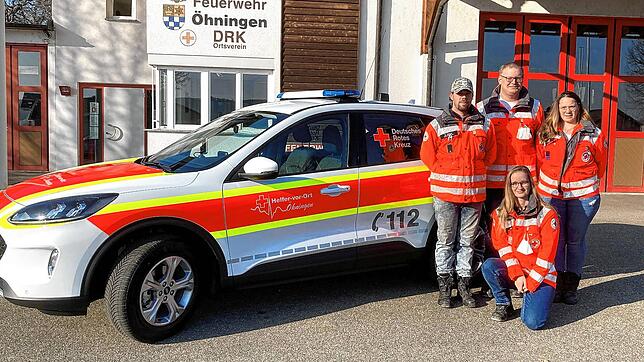 Freuen sich über das neue Fahrzeug (von links): Martin Kaiser, Markus Merkt, Daniela Kaiser und vorne gebückt: Adrienne Löble. Bild: ...