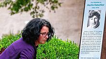 Hille Hackenfort an der Stele für Martin Katschker: Sie legt hier am Freitag, 29. August, Blumen nieder.