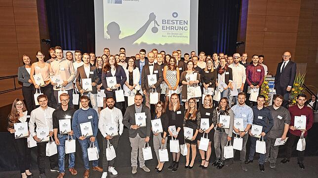Die besten Auszubildenden im Bereich der IHK Schwarzwald-Baar-Heuberg wurden in der Stadthalle in Rottweil ausgezeichnet. Bild: Roland ...