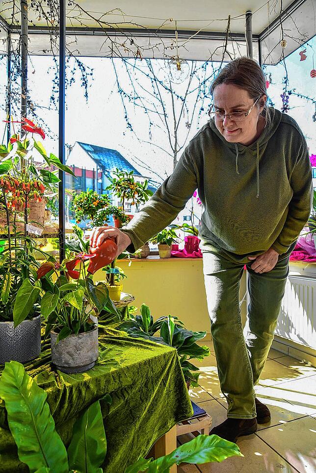 Floristin Sylvia Bauknecht kann allein in ihrem Betrieb arbeiten und sich beispielsweise um die Pflanzen im Verkaufsladen kümmern.