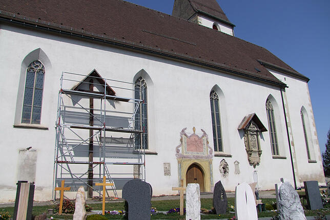 Im ersten Bauabschnitt der Außenrenovation wird der Turm der Pfarrkirche St. Maria komplett saniert, im zweiten Abschnitt das ...