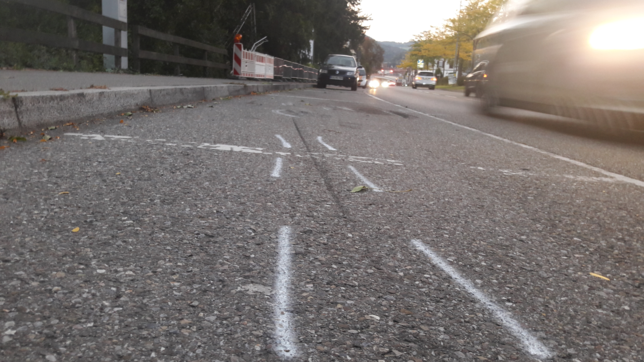 Markierungen der Polizei zeigen, wo der Porsche beim Waldshuter Rheinschloss von der Fahrbahn abgekommen ist, bevor der Wagen ein ...