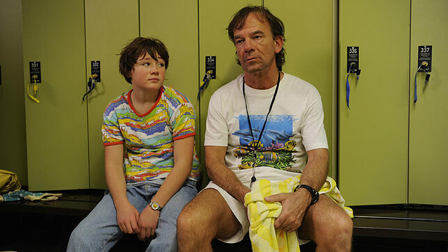 Jeder trauert anders: Jessica (Ella Frey) und ihr Vater Stefan (Martin Wuttke). Der Film "Glück ist was für Weicheier" kommt am 7. ...