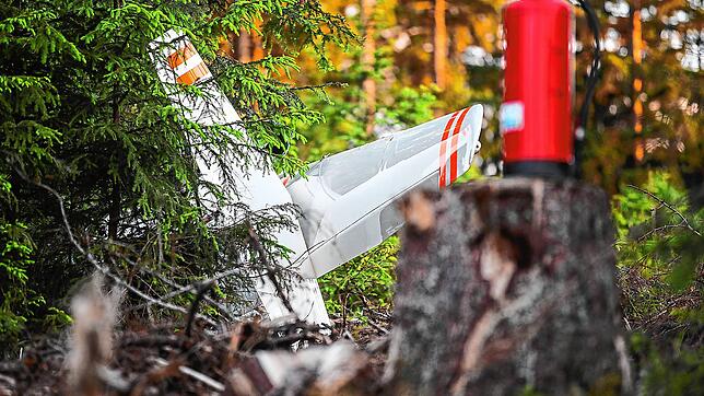 Der Segelflieger ist augenscheinlich senkrecht in ein Waldstück bei Schonach gestürzt.