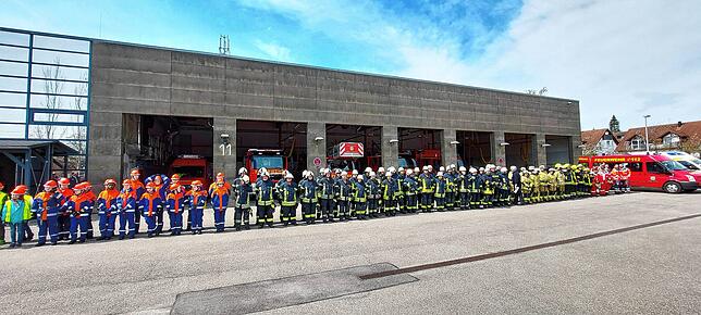 Ein imposantes Bild bot sich den Zuschauerm, als sich die Feuerwehr Uhldingen-Mühlhofen gemeinsam mit DRK und weiteren Übungsteilnehmern ...