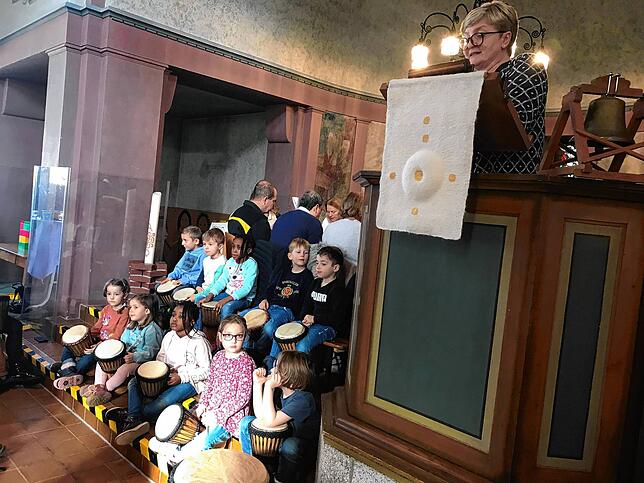Nahrung für die Seele: Angela Kreuttter und die Trommelgruppe vom Kindergarten Deutenberg.