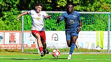 Alexandru-Claudiu Török (links) vom SC Pfullendorf im Duell gegen den ESV Südstern Singen in der vergangenen Saison. Der 21-Jährige ist ...