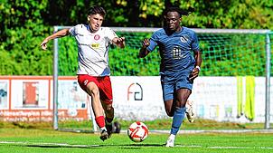 Alexandru-Claudiu Török (links) vom SC Pfullendorf im Duell gegen den ESV Südstern Singen in der vergangenen Saison. Der 21-Jährige ist ...