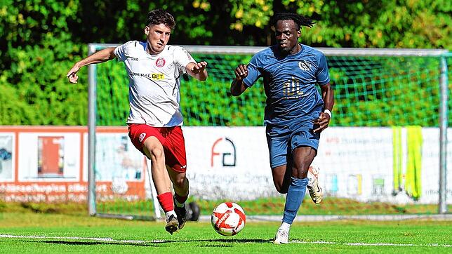 Alexandru-Claudiu Török (links) vom SC Pfullendorf im Duell gegen den ESV Südstern Singen in der vergangenen Saison. Der 21-Jährige ist ...