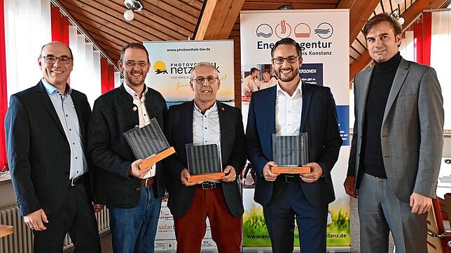 Links steht Gerd Burkert, Geschäftsführer der Energieagentur Kreis Konstanz, dann folgen als Bürgermeister der Siegergemeinden Stefan ...