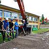 Für eine moderne, gut ausgestattete Schule mit Ganztagsangebot greifen (von rechts) Hilzingens Bürgermeister Holger Mayer und Domenik ...