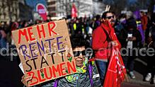 Die Teilnehmerin einer Demonstration zum Internationalen Frauentag im März setzt klare Prioritäten: Was muss geschehen, damit ihr Wunsch ...