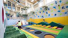 Zwei Jungs toben am 08.12.2016 auf dem Feldberg im Schwarzwald (Baden-Württemberg) in einer Indoor-Sportanlage. Die Tourismusbranche im ...