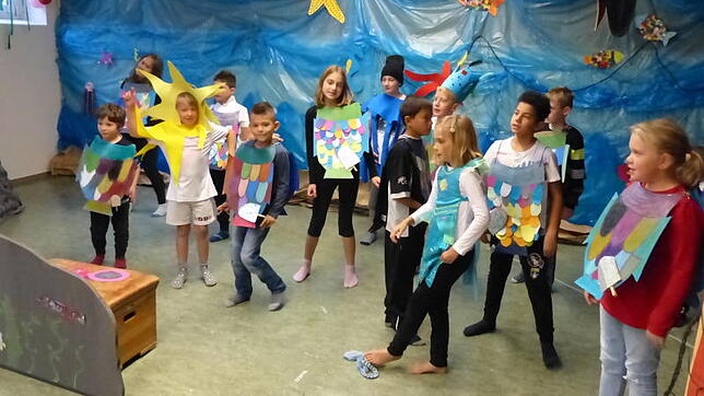 Das Theaterstück um den selbstverliebten Regenbogenfisch führten die Mitschüler mit viel Empathie bei der Einschulungsfeier in der ...