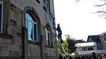 Ein Feuerwehrmann der Abteilung Altenburg rettet mittels Leiter ein Mädchen aus dem ersten Stock des Schulgebäudes. Sie wird Sprosse für ...