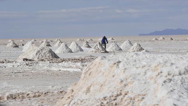 Im Salzsee Salar de Uyuni in Bolivien schlummern die größten Lithiumreserven der Welt. Das Leichtmetall wird gerade massenweise für ...
