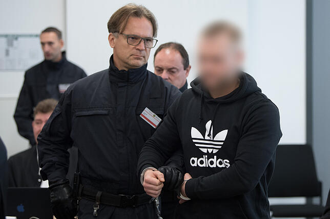 Ein Angeklagter im Prozess gegen die selbsternannte „Revolution Chemnitz“ wird im Prozessgebäude des Oberlandesgerichts ...