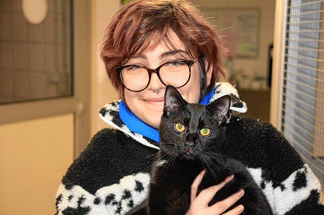 Alina Reiche leistet ein Jahr Bundesfreiwilligendienst, hat hier den schwarzen Kater Sam auf dem Arm. Er ist ein halbes Jahr alt, ...