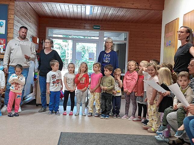 Zu Beginn singen die Kinder mit ihren Erzieherinnen und Erziehern ihr Lied vom Sommerfest.