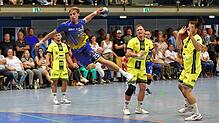 Jan Stotten (am Ball) ist mit der HSG Konstanz in Schwetzingen gefordert .