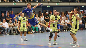 Jan Stotten (am Ball) ist mit der HSG Konstanz in Schwetzingen gefordert .