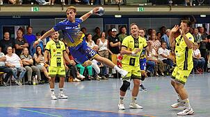 Jan Stotten (am Ball) ist mit der HSG Konstanz in Schwetzingen gefordert .