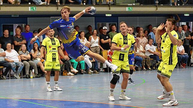 Jan Stotten (am Ball) ist mit der HSG Konstanz in Schwetzingen gefordert .