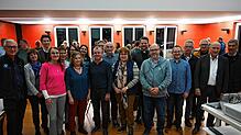 Nach der mehr als drei Stunden dauernden Auszählung für die Pfarreiratswahl stellten sich die Mitglieder des Wahlvorstandes und die ...