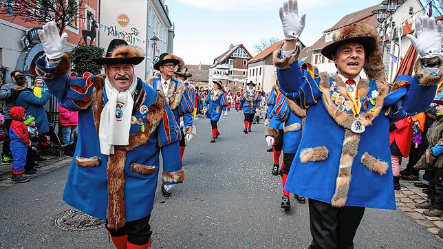Auch mit Abstand sind närrische Umzüge diesmal nicht möglich. Das Bild zeigt Rainer Hespeler (rechts) und Walter Benz als Vertreter der ...