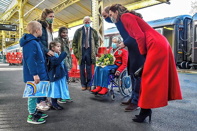 Auch am Bahnhof von Bath kommen William und Kate ins Gespräch – unter anderem mit dem achtjährigen Otto (ganz links), der eine ...