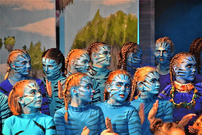 Für die Aufführung &bdquo;Avatar&ldquo; wurden die Gesichter der Akteure kunstvoll geschminkt.