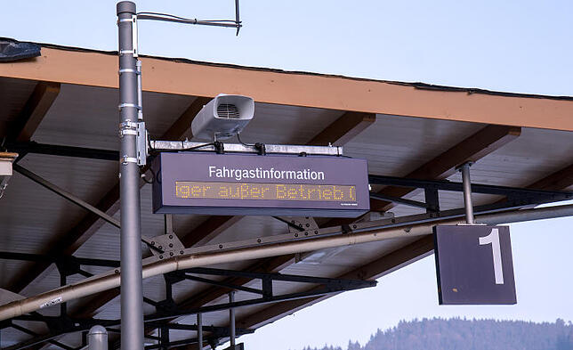 "Außer Betrieb" – wegen zahlreicher Zugausfälle hat die Bahn auf der Strecke Storzingen-Sigmaringen bei der Schülerbeförderung zur ...