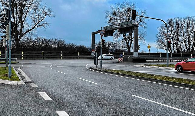 Die beiden Autofahrer wollten von der B33 (hinten) auf die Westtangente (im Vordergrund) abbiegen. Dabei kamen sie sich gegenseitig ins ...
