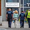An dem Berufskolleg im Norden Essens begann am Montag erstmals nach der Tat wieder der Schulunterricht. Schulpsychologen standen für die ...
