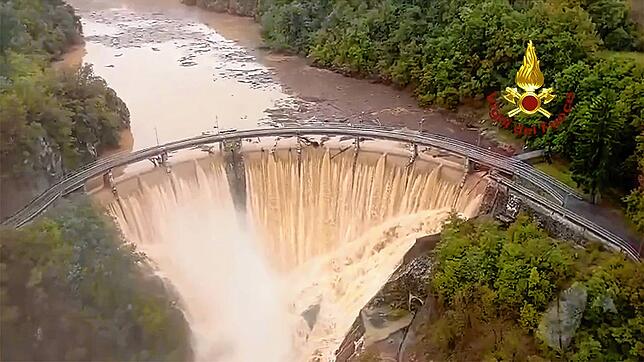 Das Standbild aus einem Video der italienischen Feuerwehr zeigt einen Wasserfall von dem Fluss Valla in der Region Piemont. Nach ...