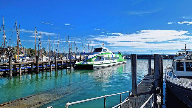 Auf dem Katamaran &bdquo;Fridolin&ldquo; ist es während der Überfahrt von Konstanz nach Friedrichshafen zu einem Brand gekommen. Die ...