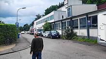 So sieht das Veeser-Areal am Haidelmoosweg in Fürstenberg derzeit aus. Die alten Gebäude der Plastic-Werke stehen noch, dahinter wächst ...