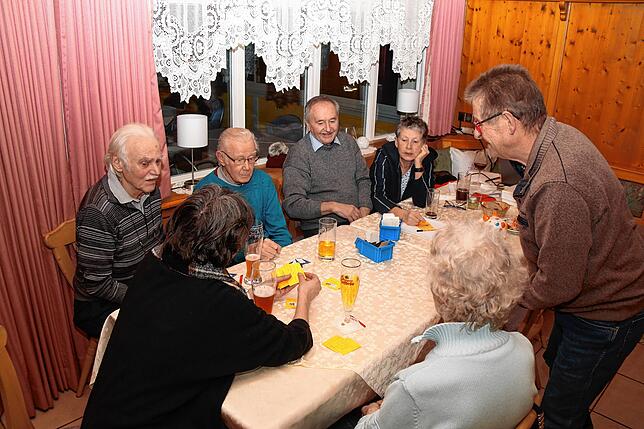 Im Nebenzimmer des Gasthofs Adler fachsimpeln Mitglieder des Obst- und Gartenbauvereins Mönchweiler über Samen, Setzlinge und ihre ...