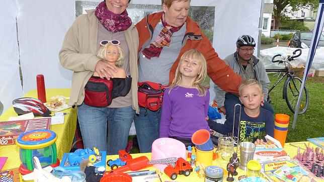 Diese Familie verkauft seit Jahren auf dem SÜDKURIER-Familienflohmarkt, mittlerweile bereits mit der dritten Generation: Anna (10) und ...