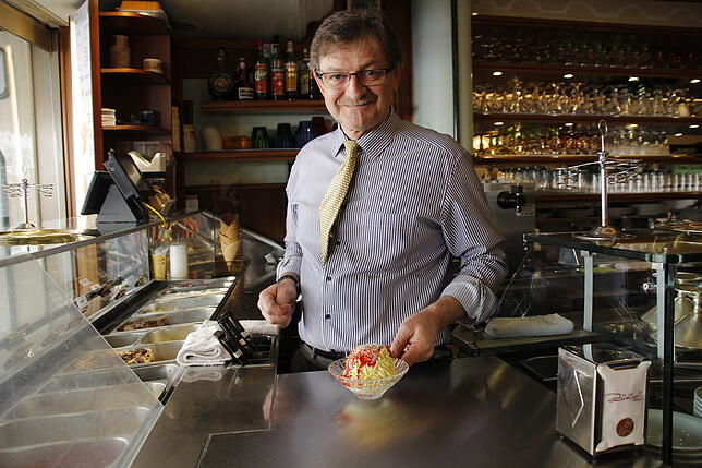 Cesare Gianotti verkauft sein Spaghetti-Eis im Villinger Eiscafé Zampolli in der Rietstraße 33.