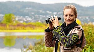 Am Klingnauer Stausee nahe Waldshut gib es aktuell rund 20 Flamingos und einen Schwarzschwan zu sehen. Helene Amsler vom ...