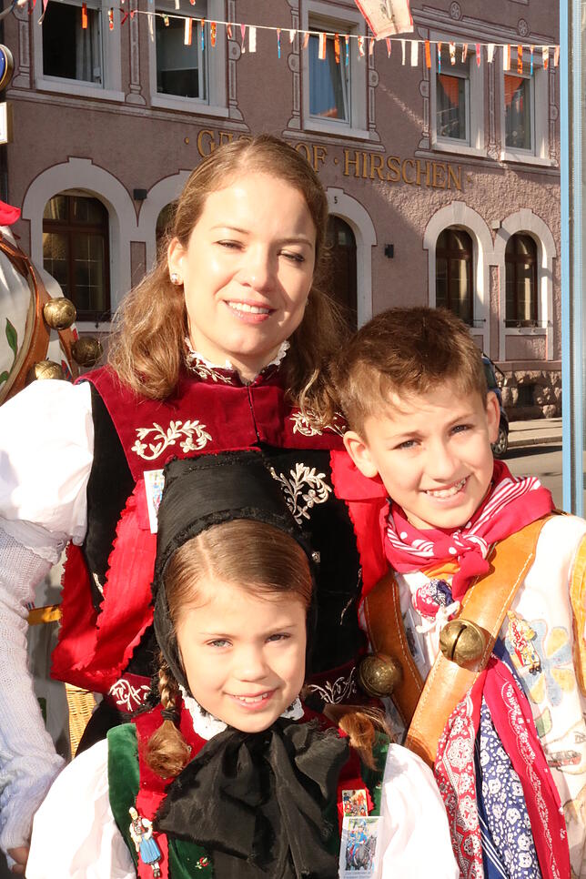 Sandra Brunt, geborene Gleichauf, ist mit ihren Kindern Sophia (8) und Tristan (11) zur Eschinger Fasnet über den großen Teich geflogen.