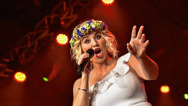 Beatrice Egli ist bekannt dafür, dass sie den direkten Draht zu ihrem Publikum liebt &ndash; wie hier bei einem Konzert im August 2019 ...