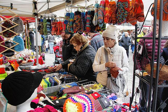 Auf dem Rathausplatz herrschte Marktatmosphäre. An rund 60 Ständen gab es handgefertigte Artikel für den täglichen Gebrauch und ...