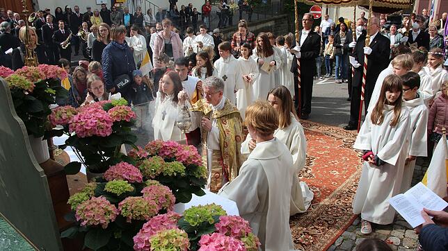 Der katholische Münsterpfarrer Bernd Walter gemeinsam mit Ministranten bei der gestrigen Schwedenprozession an der vierten von sechs ...