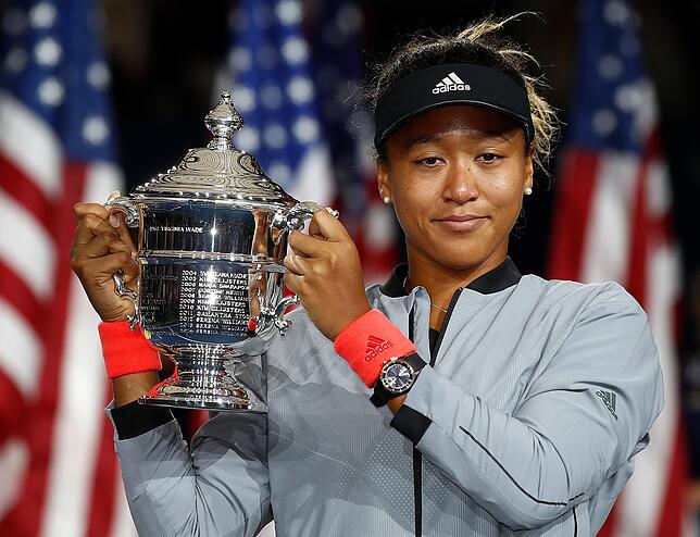 Naomi Osaka mit dem Siegerpokal der US Open.
