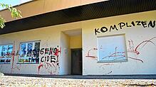 Schmierereien und Parolen sind an der Fassade eines CDU-Büros im Kreis Ravensburg zu sehen.