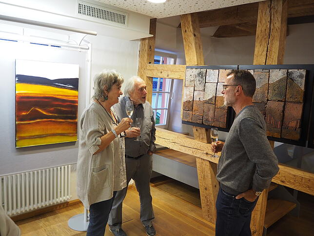 Besucher diskutieren mit Gerhard Schwarz.