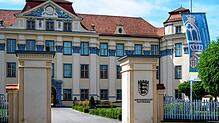 Wegen Nachstellung in Tateinheit mit übler Nachrede, Verleumdung und der Verletzung des Urheberrechts musste sich ein Mann aus ...